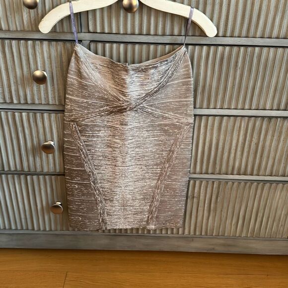 Herve Leger Arlis Bandage Skirt in Platinum Foil Size Small - Picture 1 of 11